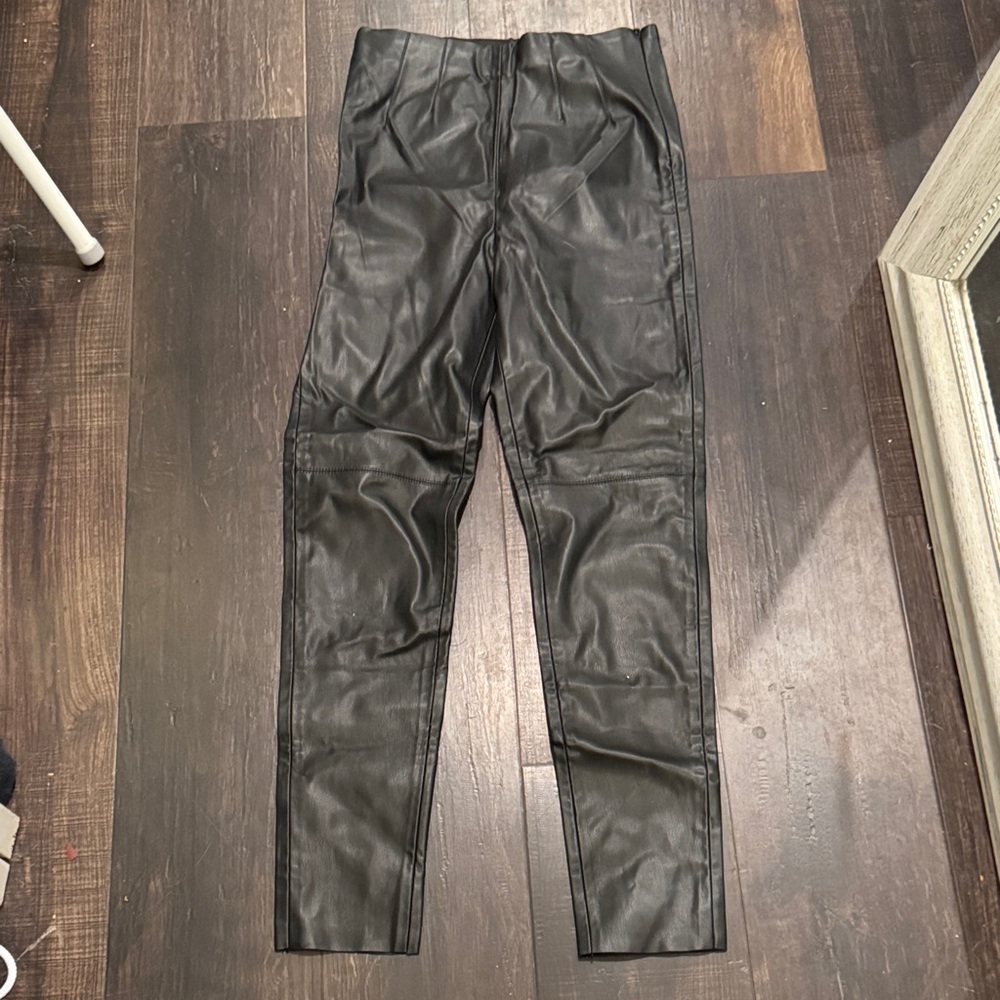 Zara Women’s Sleek Black Faux Leather leggings